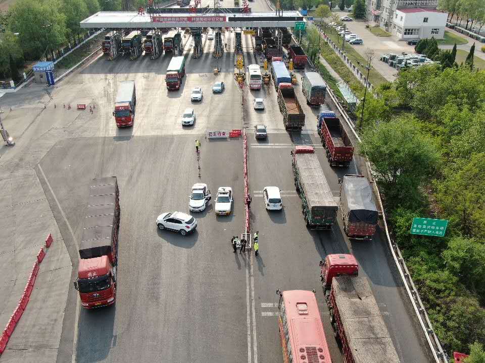 天時(shí)利和無(wú)人機(jī)飛手配合高速交警抓拍違章 保障高速公路交